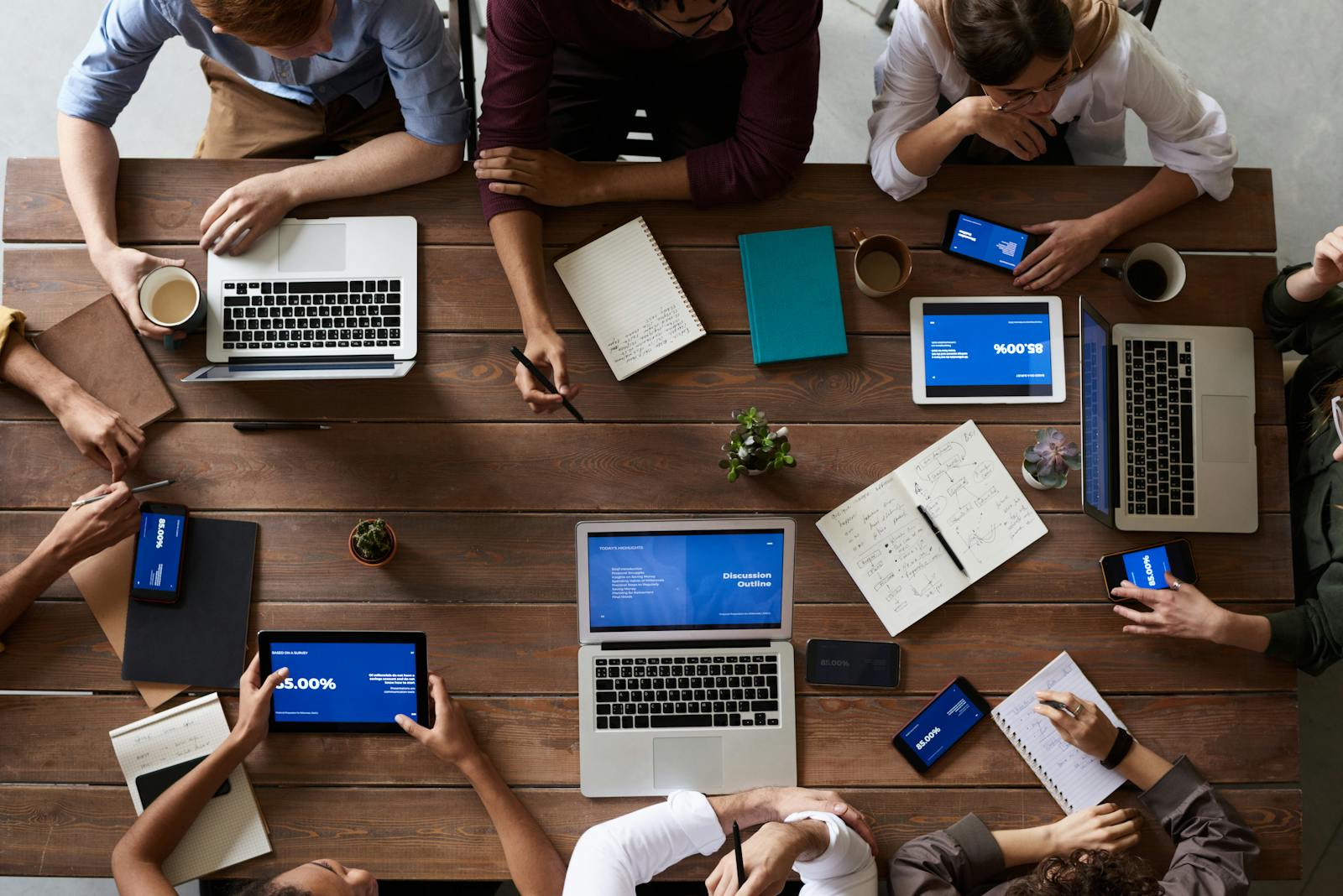 Equipe marketing analysant un tunnel de conversion entre clic publicitaire et prise de rendez-vous