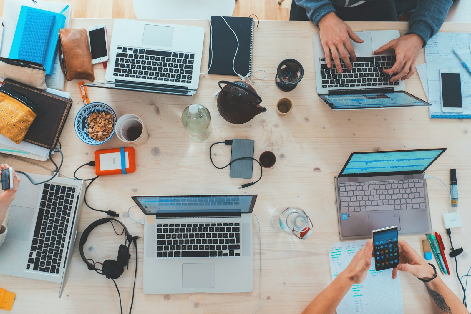 Equipe produit testant un formulaire web accessible sur ordinateur et mobile