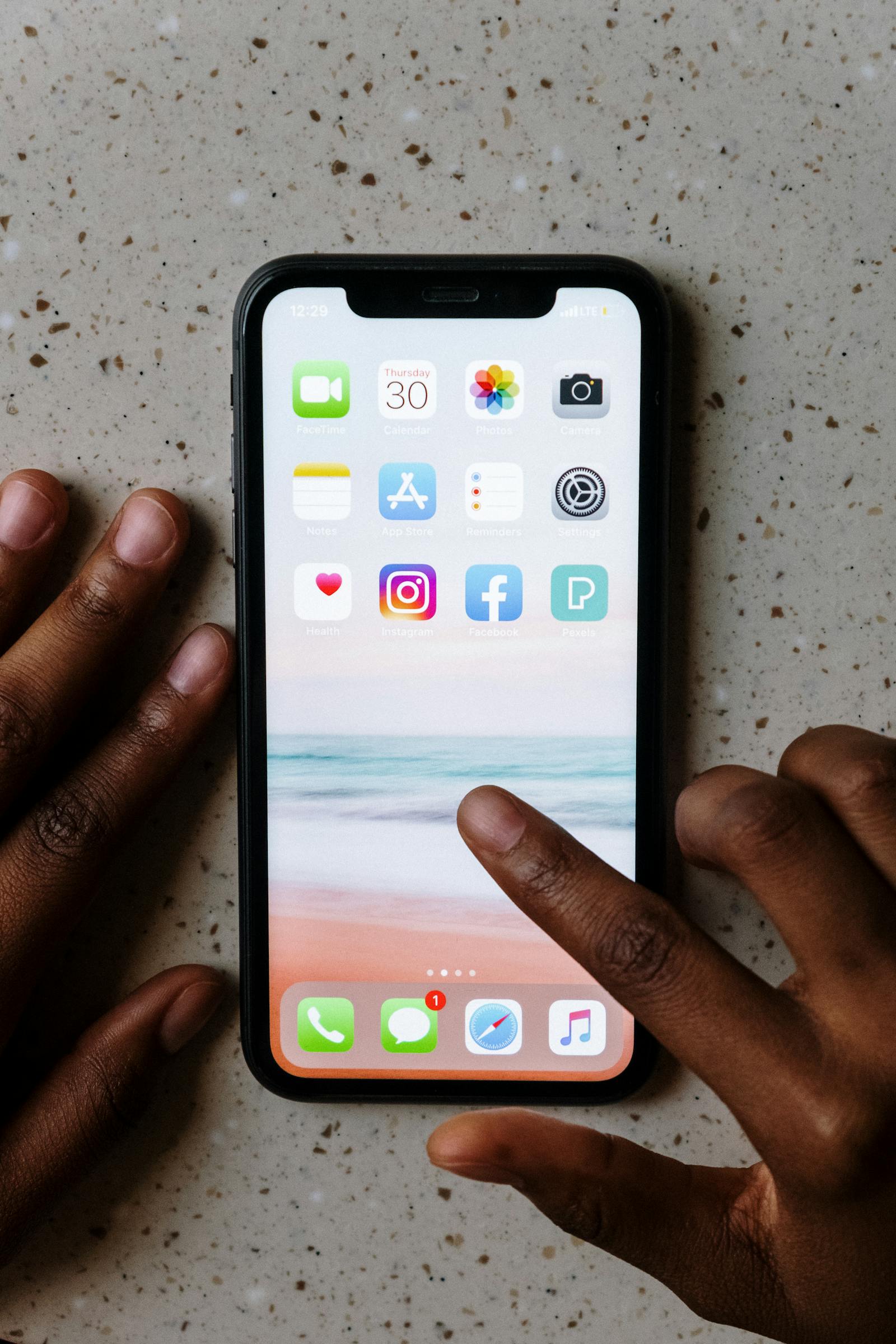 Utilisateur mobile remplissant rapidement un formulaire grace a l'autocompletion et l'authentification biometrique