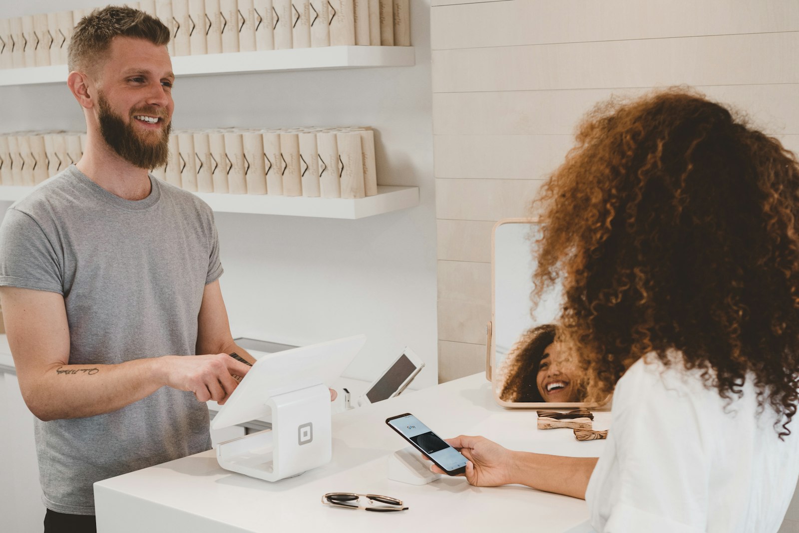 Prospect passant d'une landing page à une conversation WhatsApp de qualification