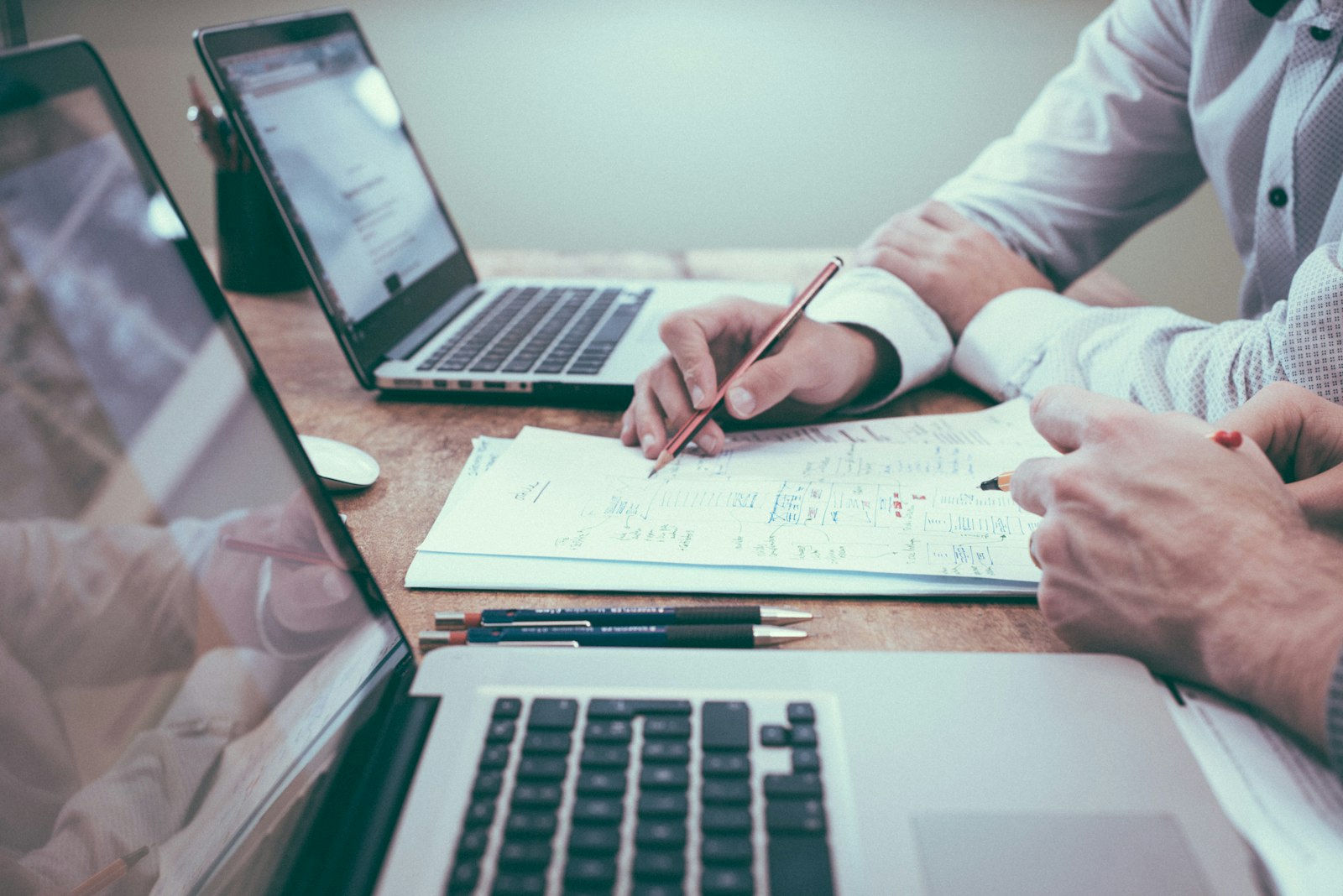 Utilisateur qui complete un formulaire digital optimise pour la conversion