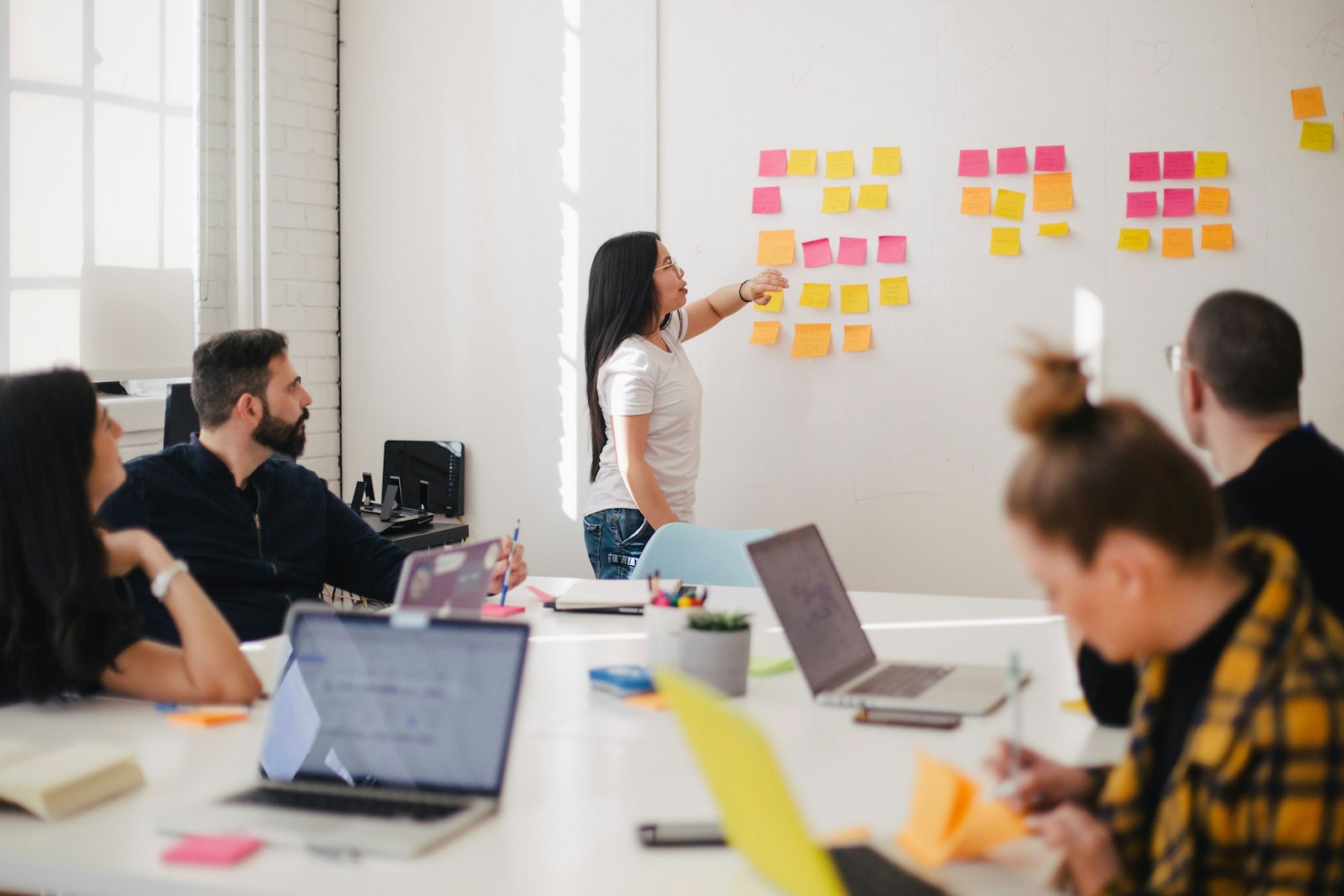 Equipe commerciale analysant des rendez-vous qualifies sur un tableau de suivi